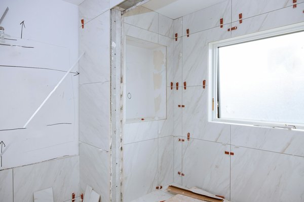 Tout savoir sur la tomette salle de bain : atouts et conseils